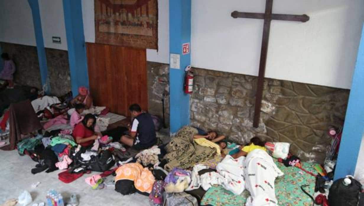 Inmigrantes que participan en la caravana, descansan en una iglesia de la ciudad de Puebla, en México