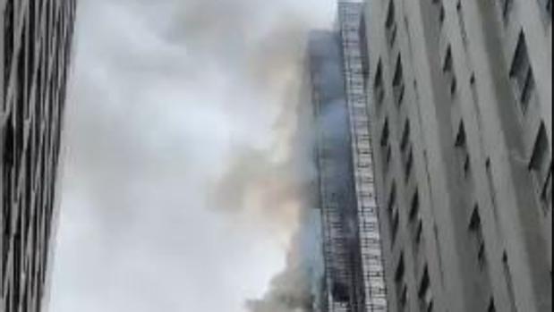 Un muerto y cuatro bomberos heridos por el incendio de un apartamento en la Torre Trump de Nueva York