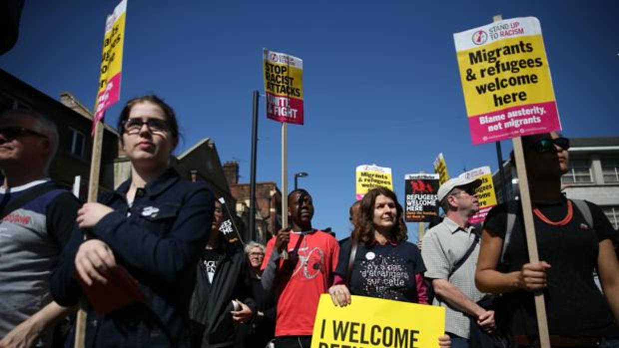 Un grupo de manifestantes se reúne con pancartas durante una protesta convocada por el grupo 'Stand Up To Racism' en Croydon