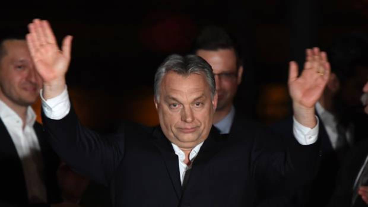 El primer ministro húngaro, Viktor Orban, celebra su victoria tras conocerse los resultados