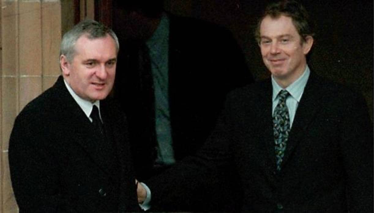 Tony Blair con el primer ministro irlandés, Bertie Ahem, el 8 de abril de 1998 en Belfast