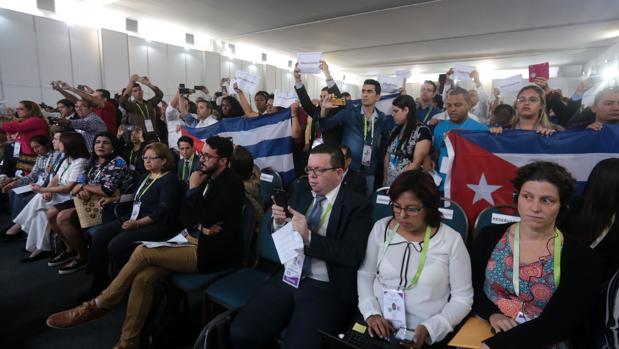 Alborotadores castristas y chavistas boicotean una reunión previa a la Cumbre de las Américas en Lima