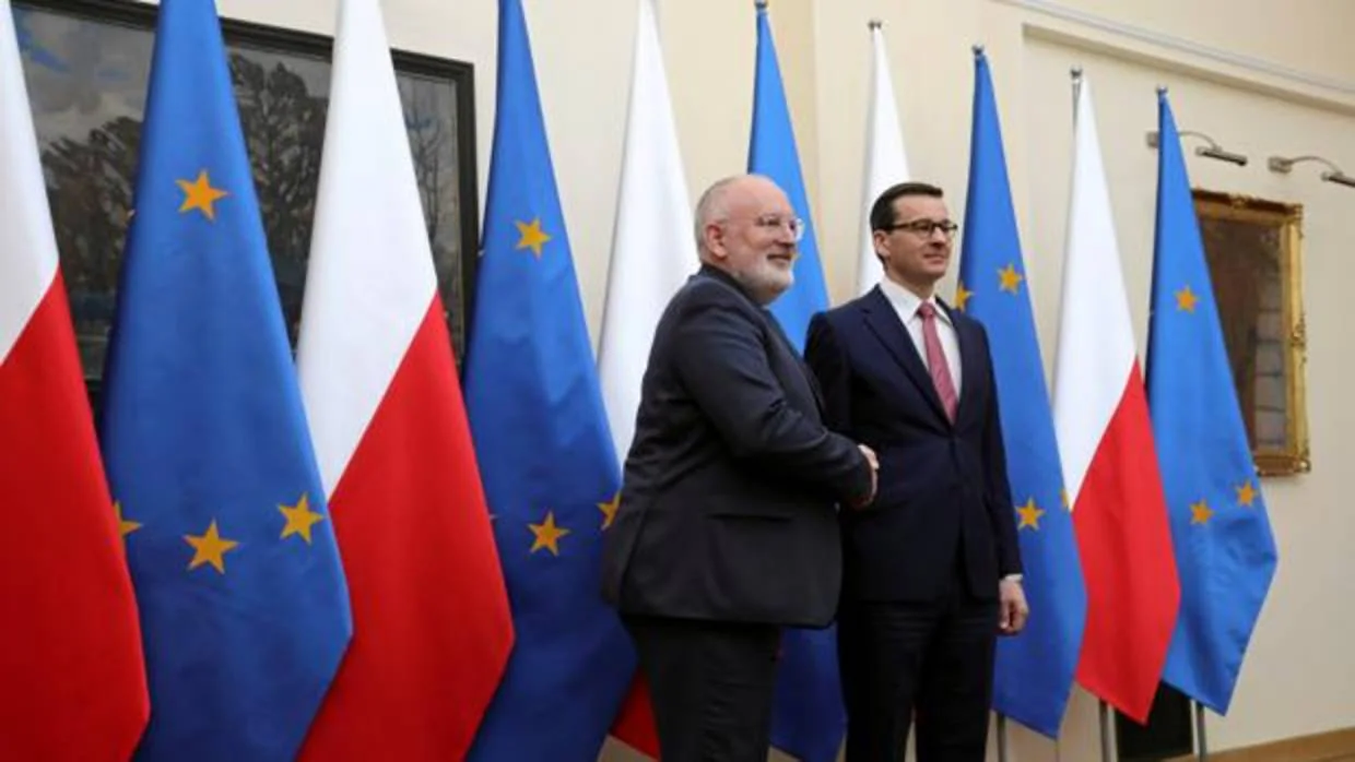 El prumer ministro polaco y el vicepresidente de la Comisión Timmermans (a la izquierda), el lunes en Varsovia