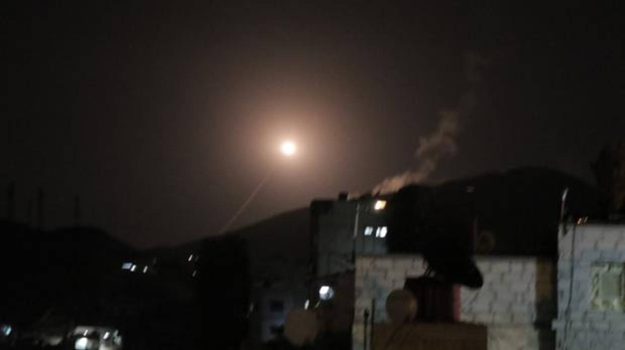 Un misil de las defensas aéreas de la Fuerza Aérea Siria intenta interceptar un misil de la coalición en los cielos de Damasco, Siria.