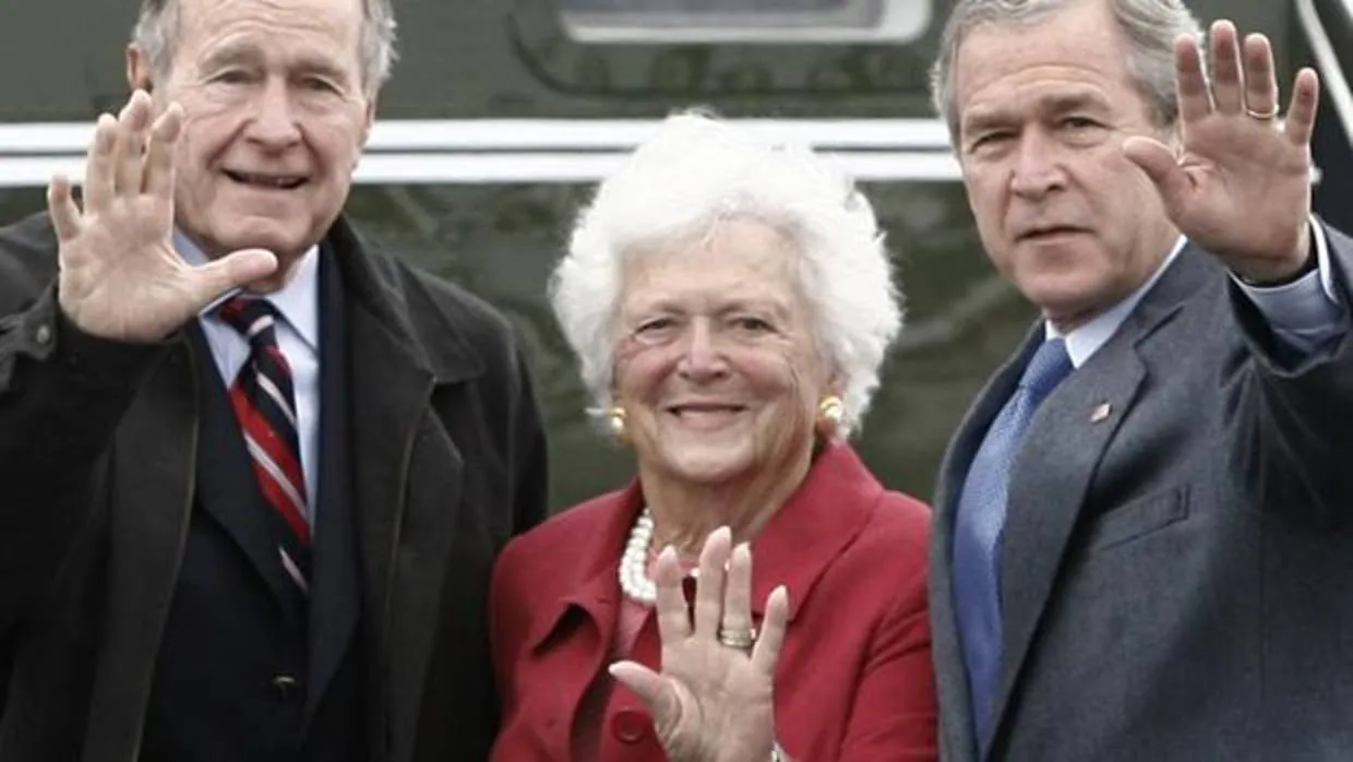 Bárbara Bush cercada a si izquierda por su marido, George H. W. Bush y, a la derecha por su hijo, George W. Bush