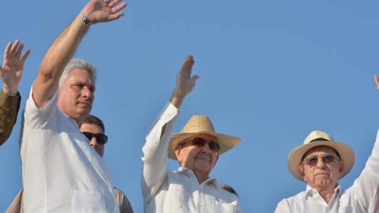 Miguel Díaz-Canel (izquierda) y Raúl Castro (centro), en una imagen del 1 de mayo de 2016