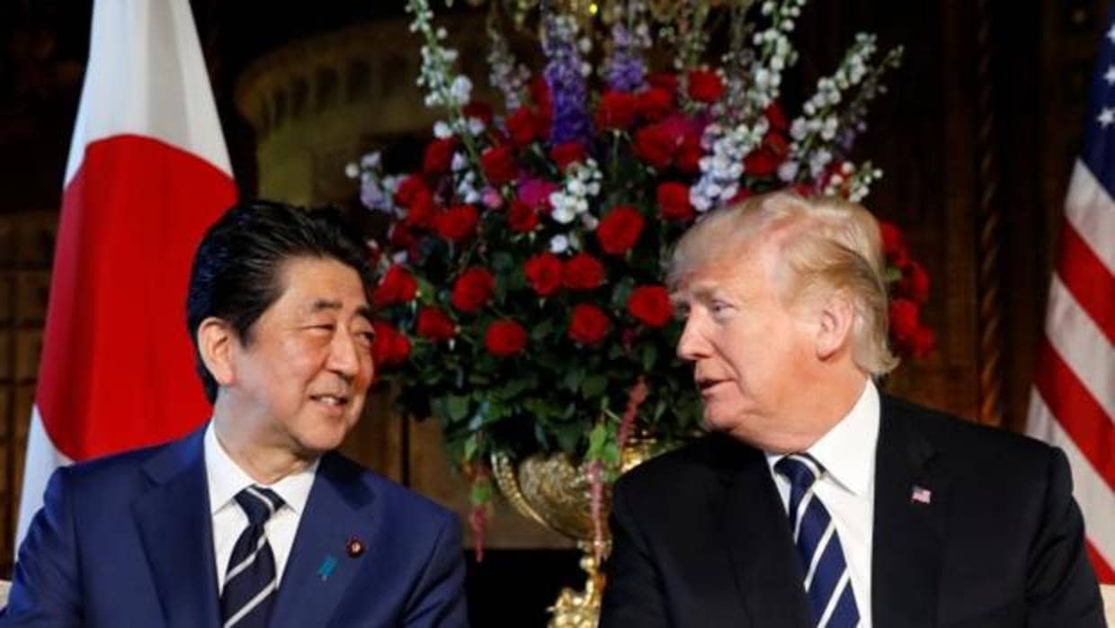 Trump junto al primer ministro de Japón en Palm Beach