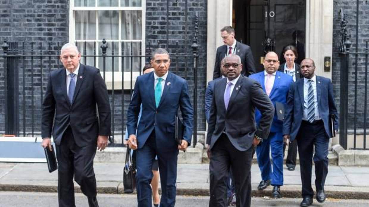 Andrew Holness, primer ministro de Jamaica y otros líderes y representantes de la comunidad caribeña se van después de una reunión con la primera ministra británica Theresa May
