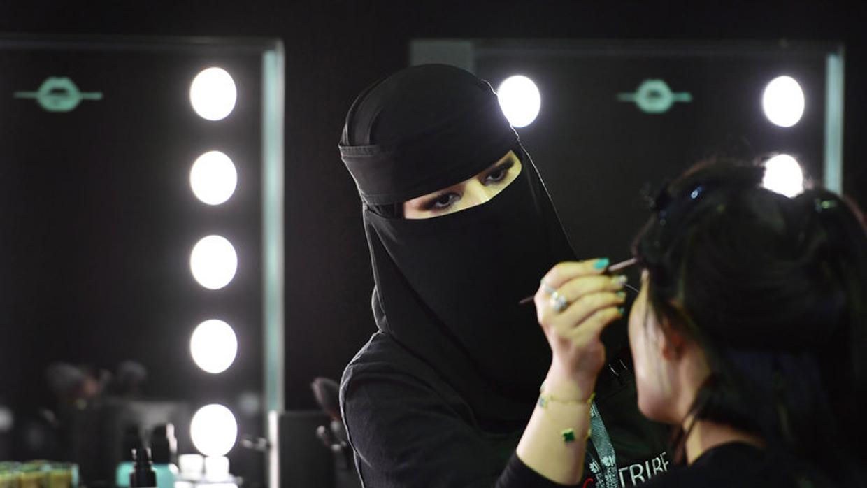 Una maquilladora prepara a una modelo de la Semana de la Moda Árabe en Riad
