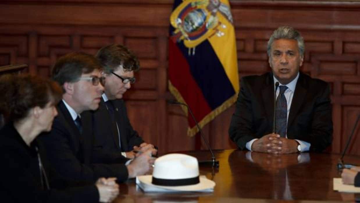 El presidente de Ecuador, Lenin Moreno (centro), esta semana con varios embajadores en el Palacio de Gobierno de Quito
