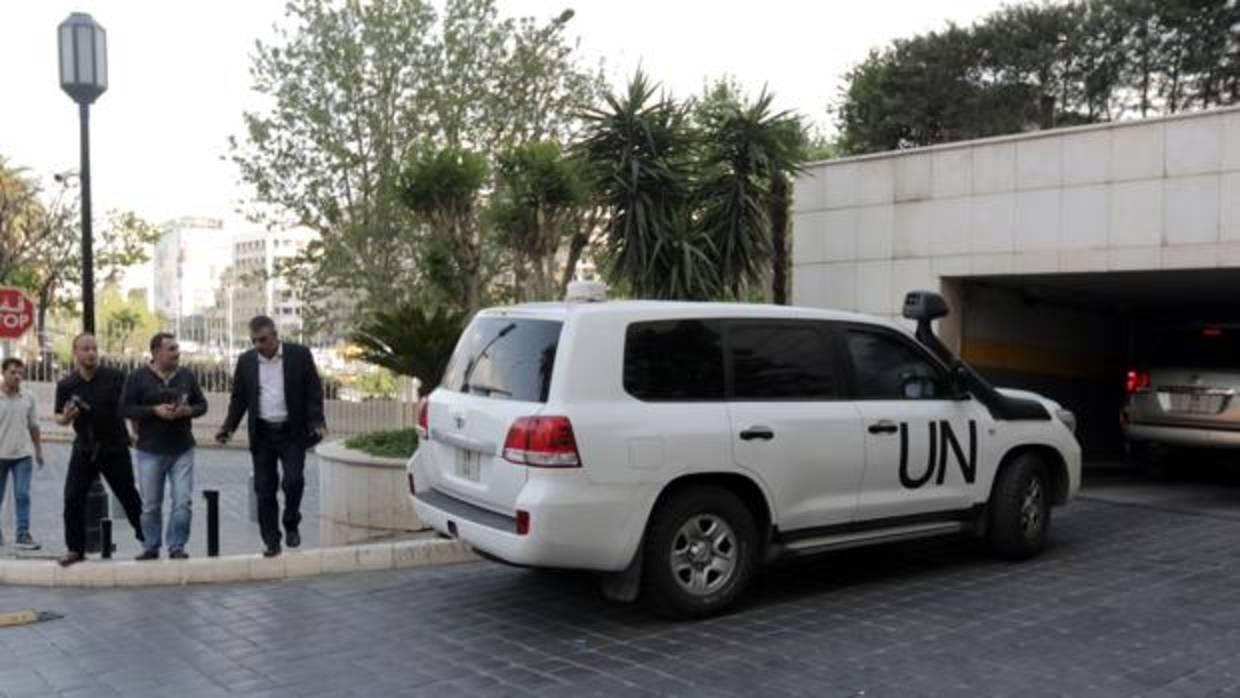 Los vehículos de la ONU que trasladan a los inspectores de la OPAQ, en Damasco