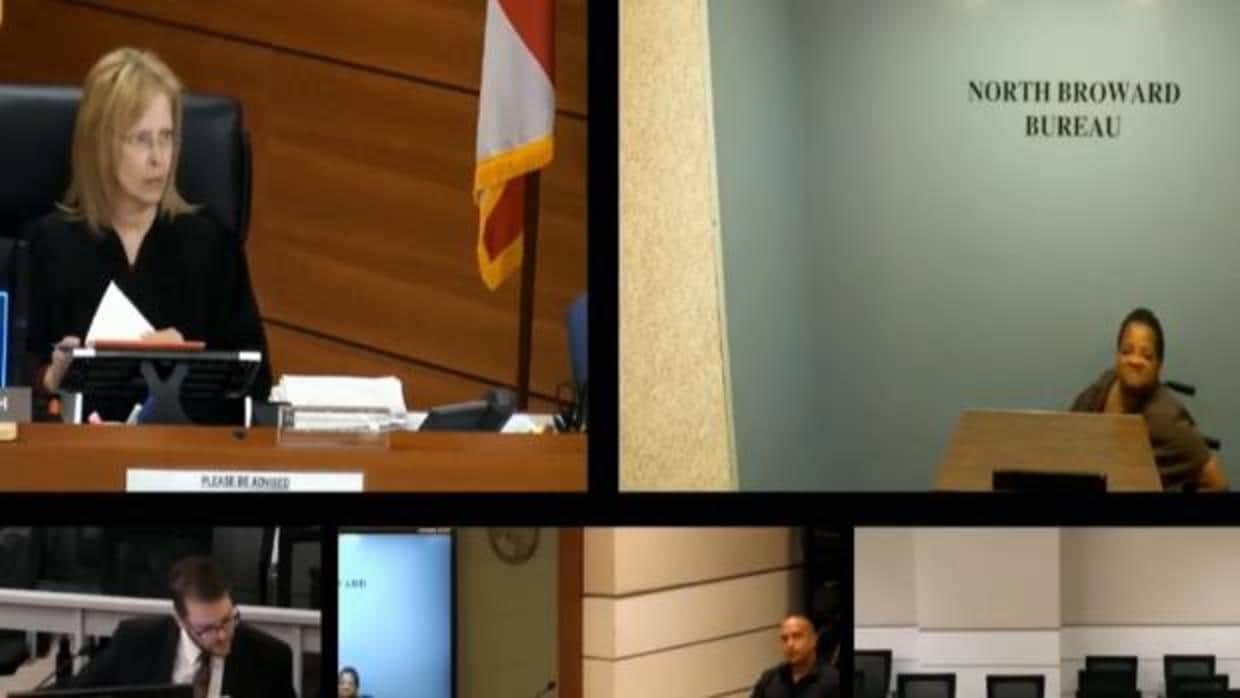 Imagen de la comparecencia de la detenida por videoconferencia ante la jueza Merrilee Ehrlich