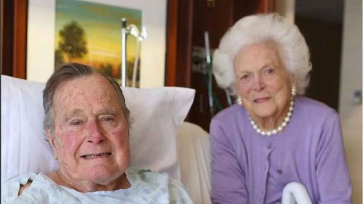 Barbara y George Bush padre, en un hospital de Texas