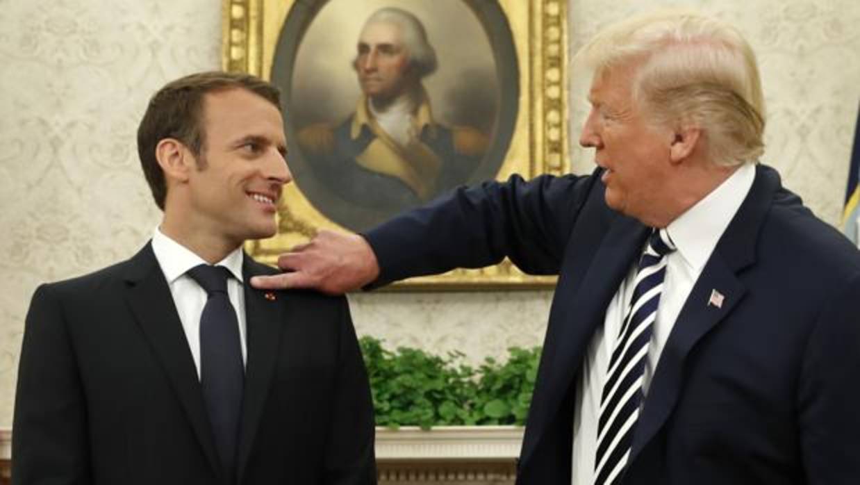 Trump sacude unas motas de la chaqueta de Macron antes de la foto oficial en la Casa Blanca