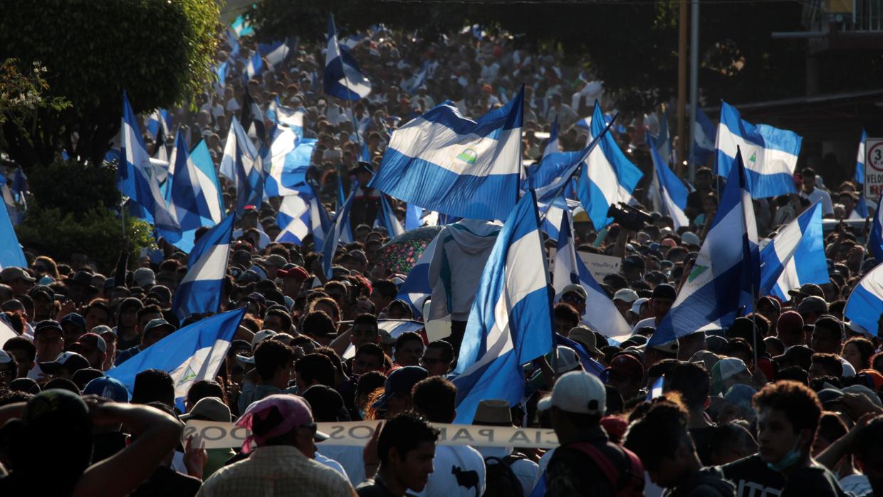 Manifestantes durante la marcha de ayer en Nicaragua