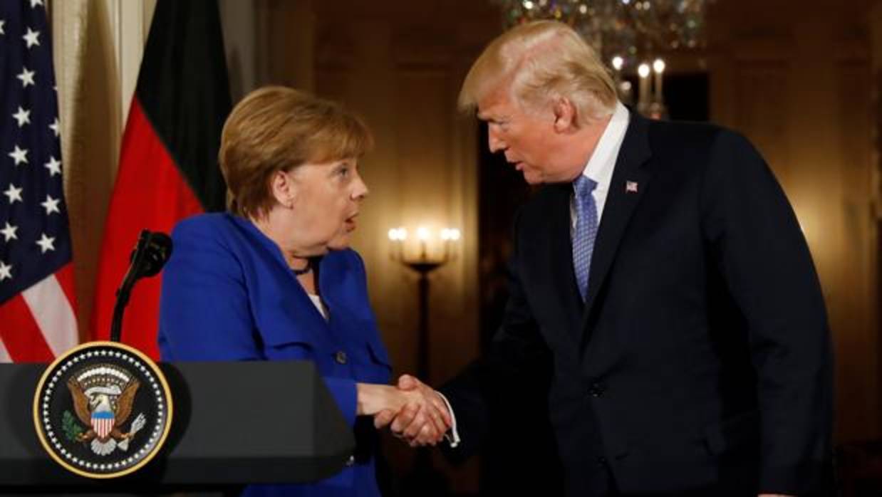 El presidente estadounidense, Donald Trump, se ha reunido este viernes con la canciller alemana, Angela Merkel, en la Casa Blanca