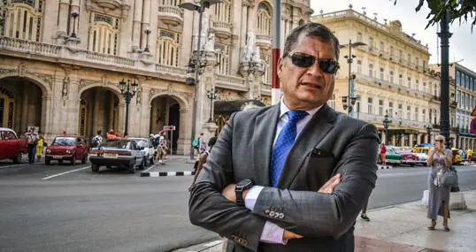 El expresidente de Ecuador Rafael Correa, en las calles de La Habana