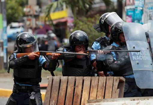 Agentes antidisturbios disparan balas de goma a los manifestantes en Managua