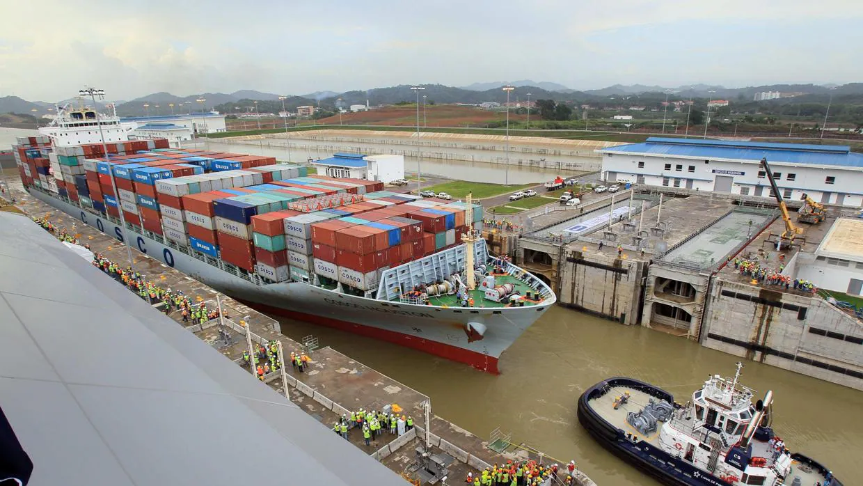 Un buque realiza un tránsito de prueba por la ampliación del canal de Panamá