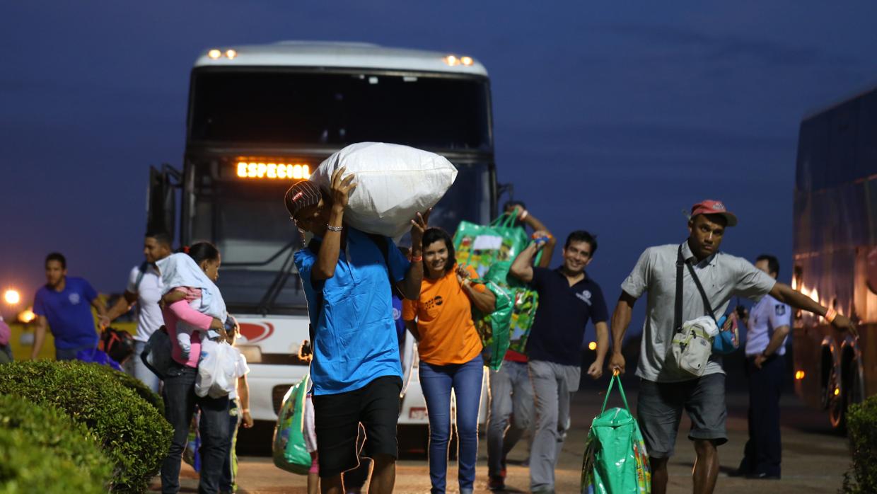 Venezolanos llegan al aeropuerto de Boa Vista en Brasil