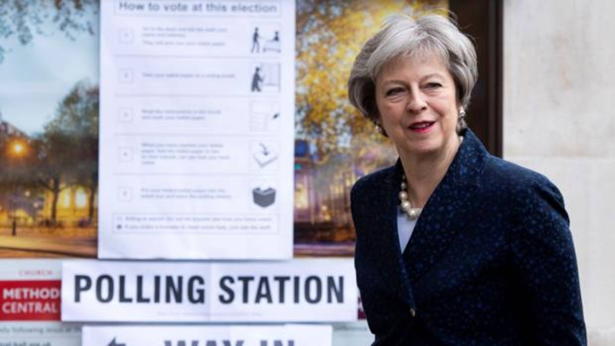 La primera ministra británica, Theresa May, a su llegada al centro electoral Central Methodist Hall, en Londres, Reino Unido