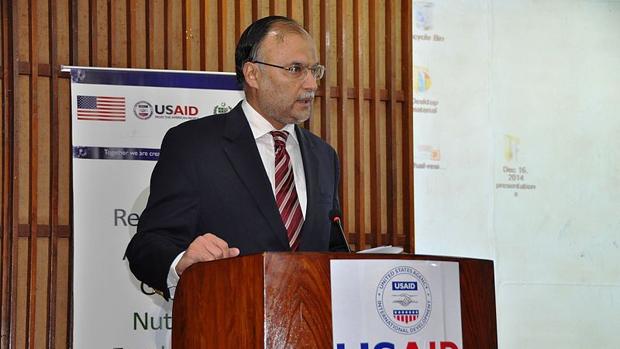 El ministro de Interior de Pakistan, herido tras recibir un disparo en un intento de magnicidio