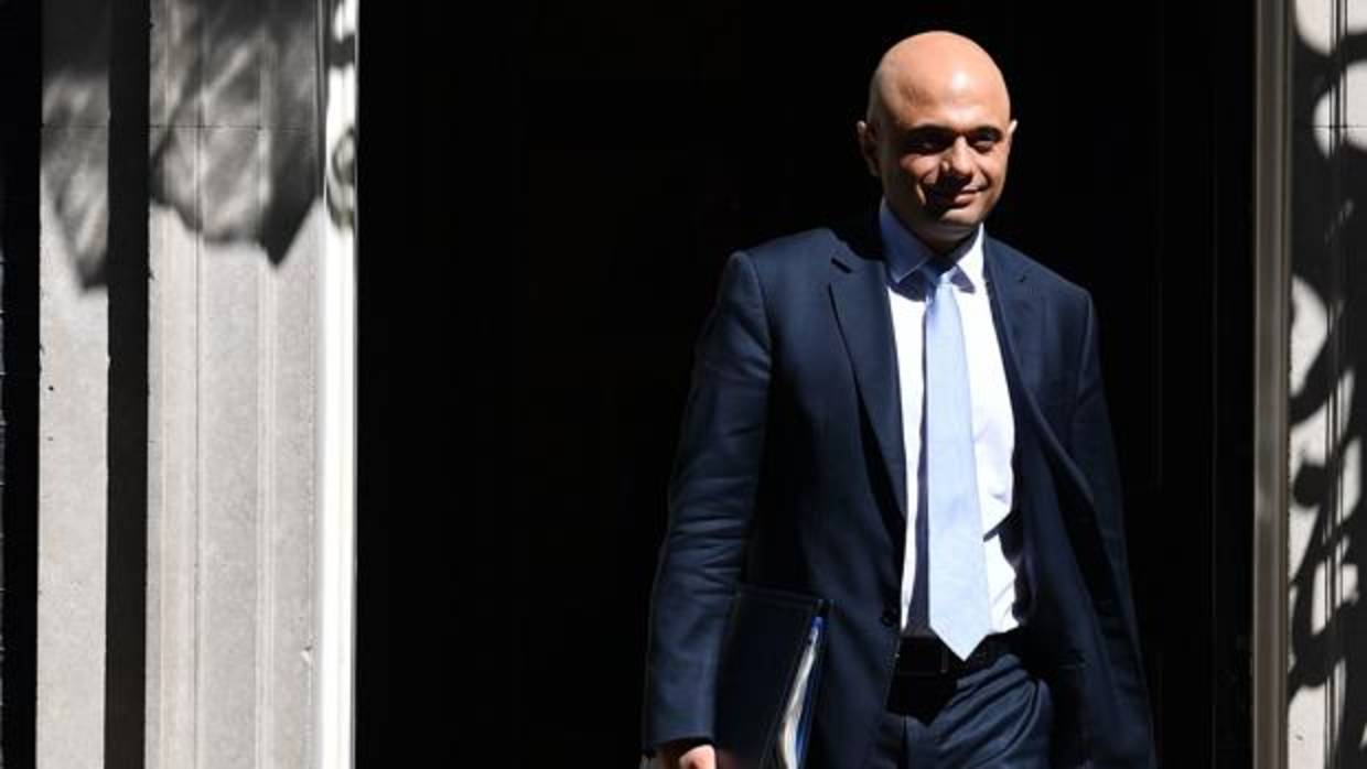 El ministro del Interior de Gran Bretaña, Sajid Javid, se va después de asistir a la reunión semanal del gabinete en Downing Street, en el centro de Londres