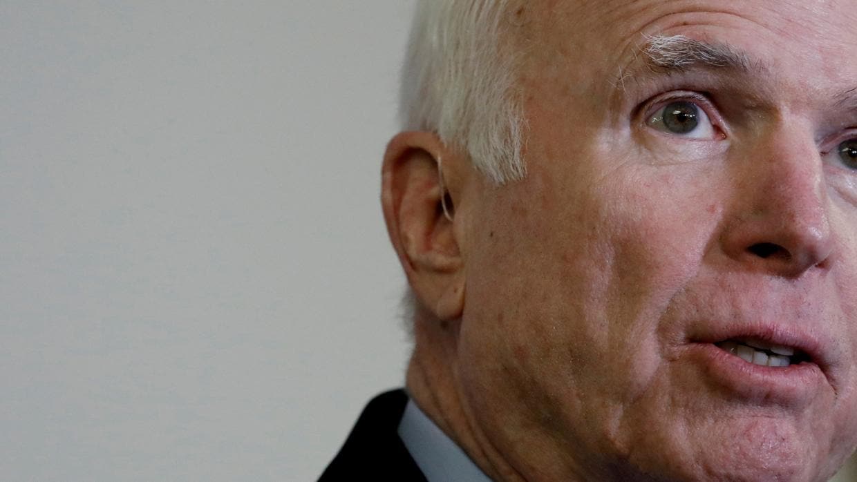 El senador John McCain mantiene tensas relaciones con el presidente estadounidense