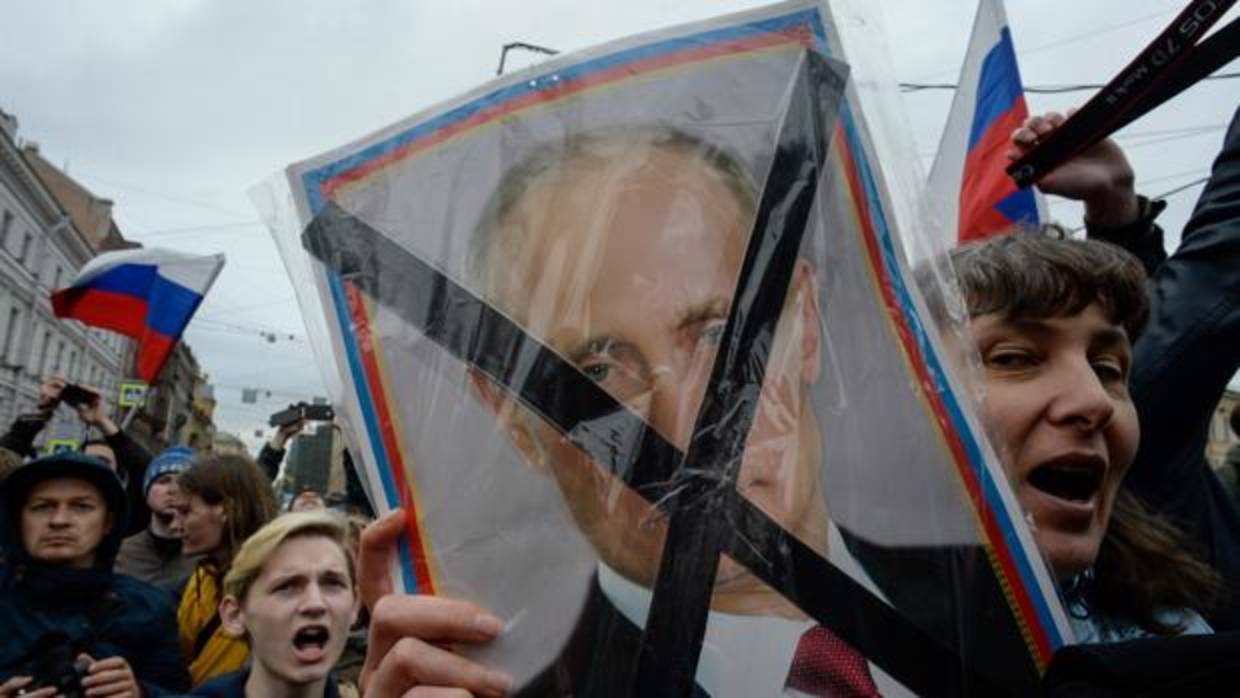 Los partidarios de la oposición asisten a una concentración no autorizada contra Putin convocada por el líder opositor Alexei Navalni