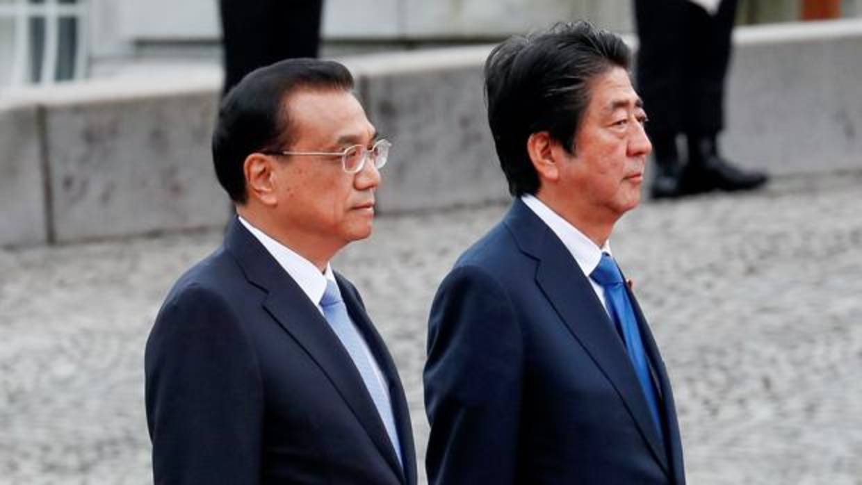 El primer ministro japonés, Shinzo Abe (dcha), y su homólogo chino, Li Keqiang