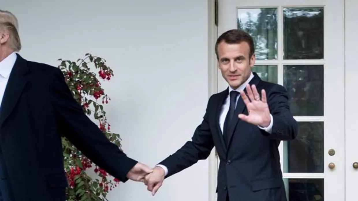 Trump toma de la mano a Macron durante su reciente encuentro en la Casa Blanca