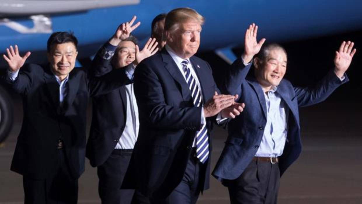 El presidente de EE.UU., Donald J. Trump (c), recibe a los tres presos estadounidenses liberados por Corea del Norte Tony Kim (izq), Kim Dong-Chul (c, detrás) y Kim Hak-Song (dcha), en la base militar de Andrews en Maryland (Estados Unidos)