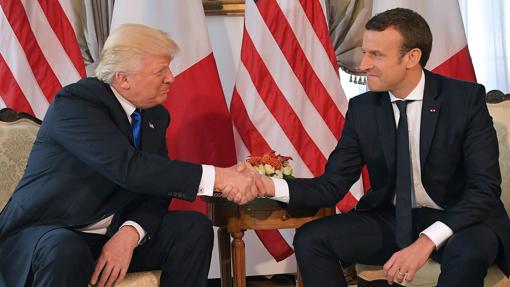 Trump y Macron se dan la mano en Bruselas, en mayo de 2017