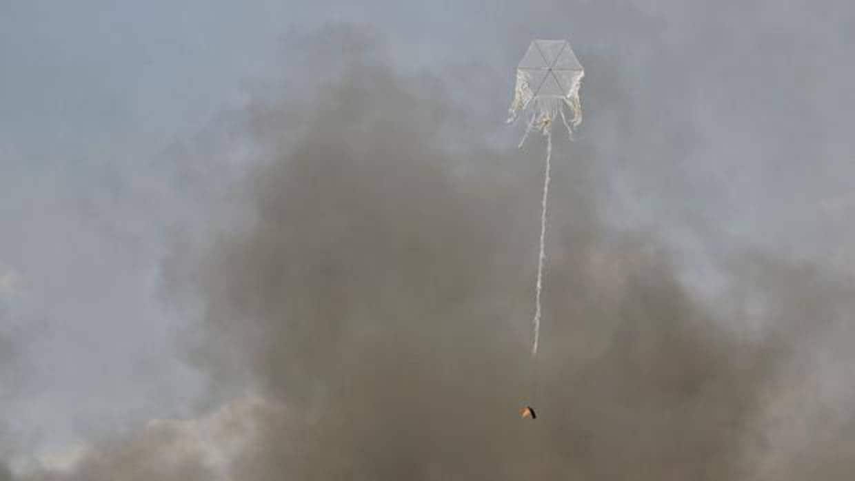 Una cometa con un cóctel molotov durante los enfrentamientos en Gaza