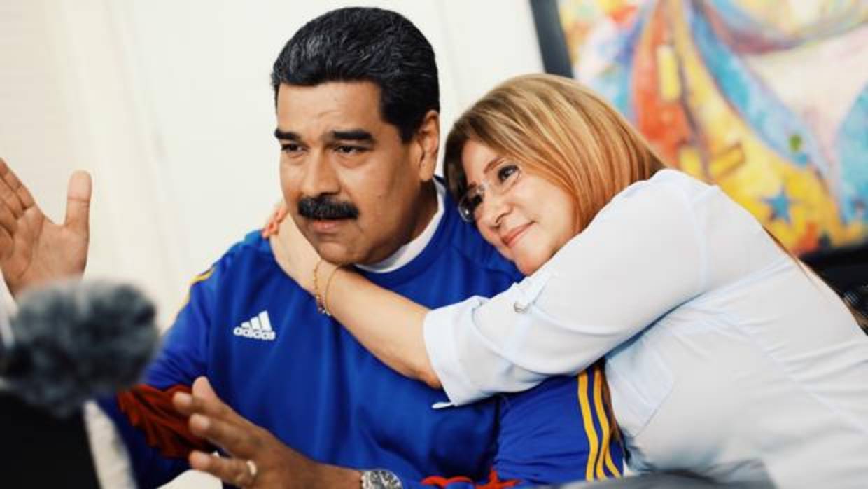 Nicolás Maduro junto a su esposa