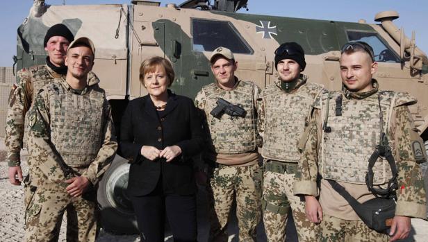 Merkel defiende el aumento del gasto militar en Alemania al 2% del PIB