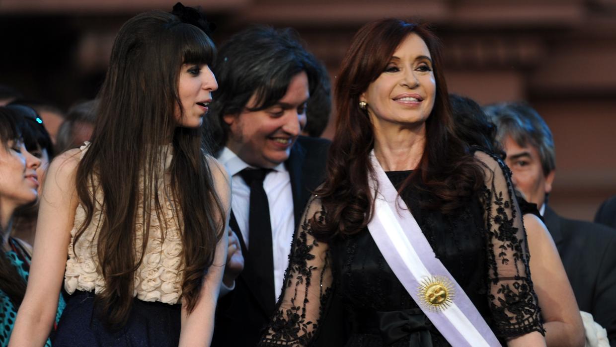 Cristina Fernandez de Kirchner junto a sus hijos Florencia y Maximo