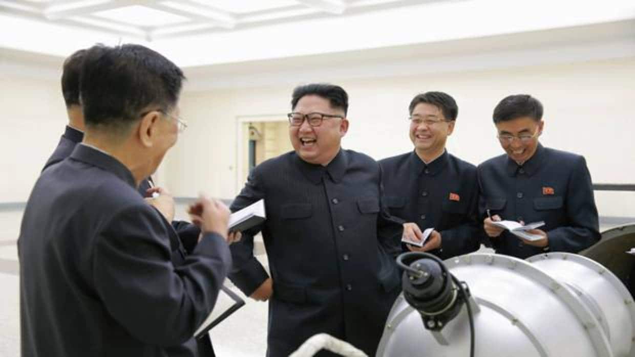 El dictador norcoreano Kim Jong-un ante un arma nuclear, en una imagen de archivo
