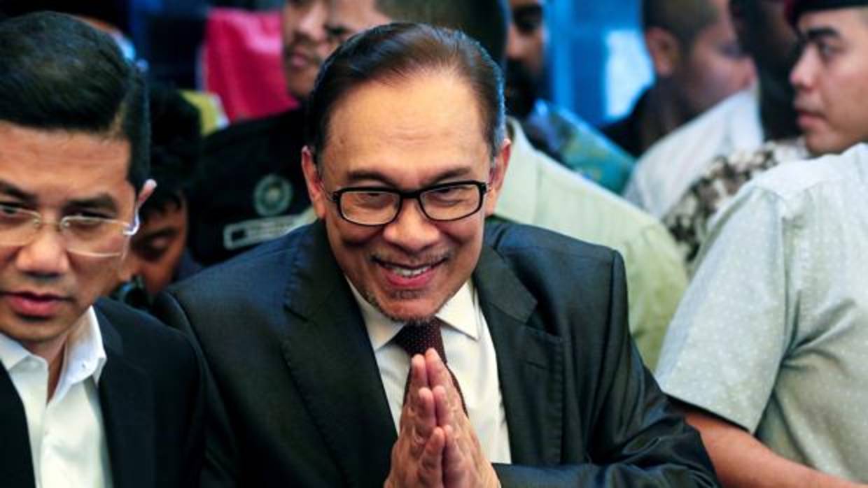 El líder opositor malasio Anwar Ibrahim (c) sonríe a su llegada a una rueda de prensa en Kuala Lumpur (Malasia)