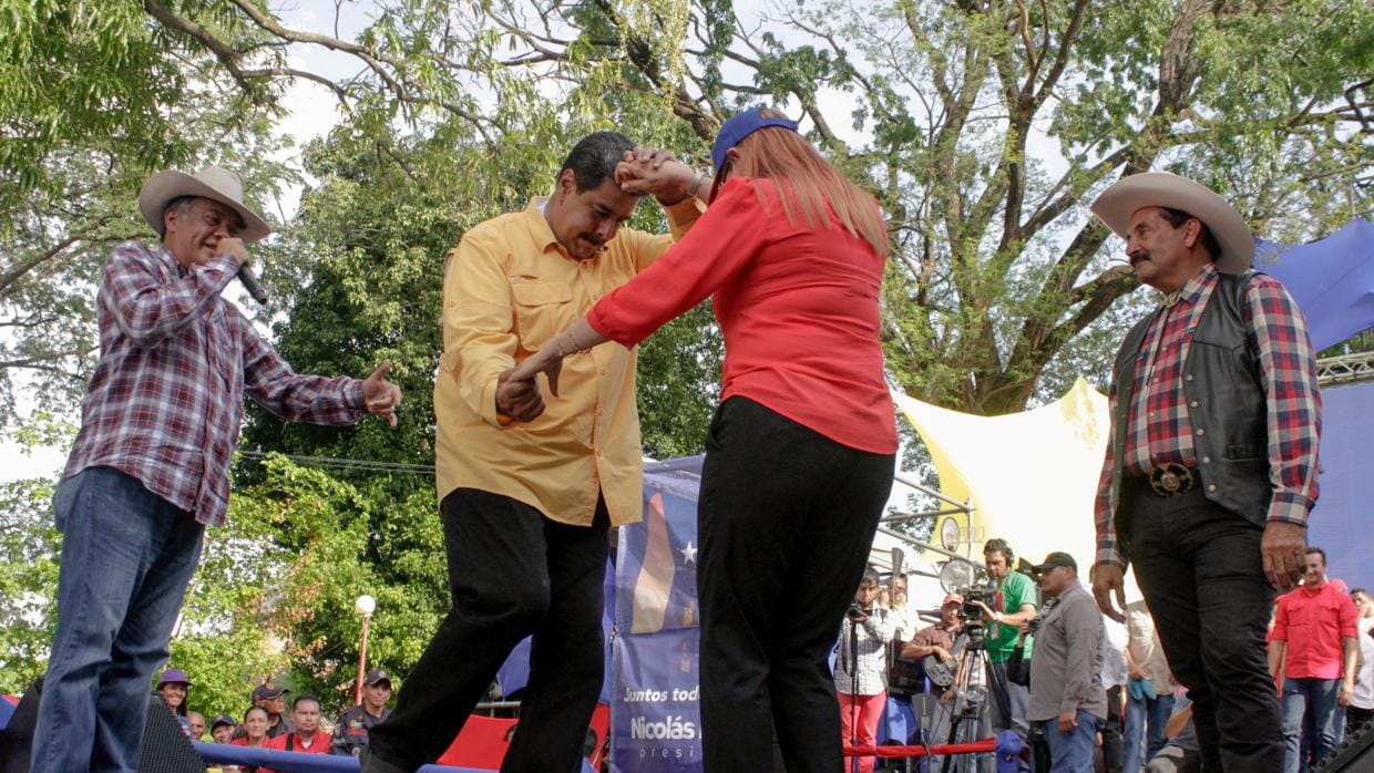 Nicolás Maduro y Cilia Flores bailan durante la campaña