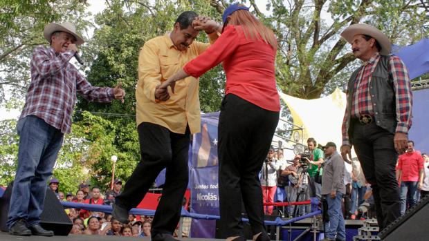 Maduro intenta alegrar su campaña presidencial con unos pasos de bolero