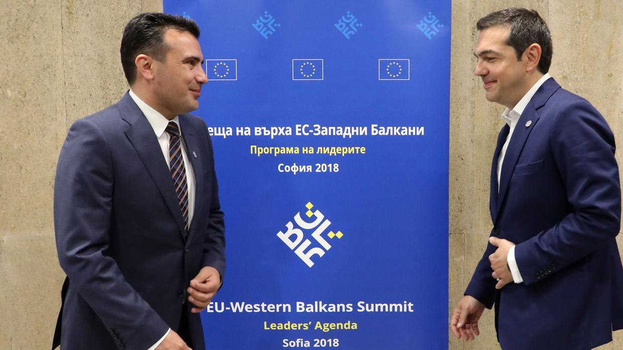 El primer ministro macedonio, Zoran Zaev, junto al primer ministro griego, Alexis Tsipras