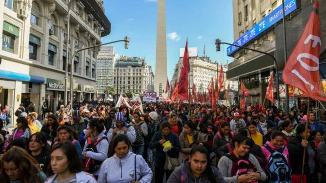 Miembros de organizaciones de izquierda se manifiestan contra el aumento de las tarifas de servicios públicos y las negociaciones del gobierno con el Fondo Monetario Internacional (FMI)
