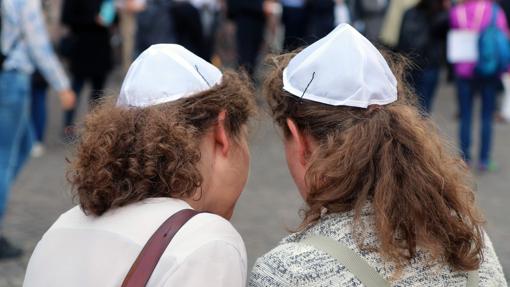 Dos chicas con una kipá en Alemania