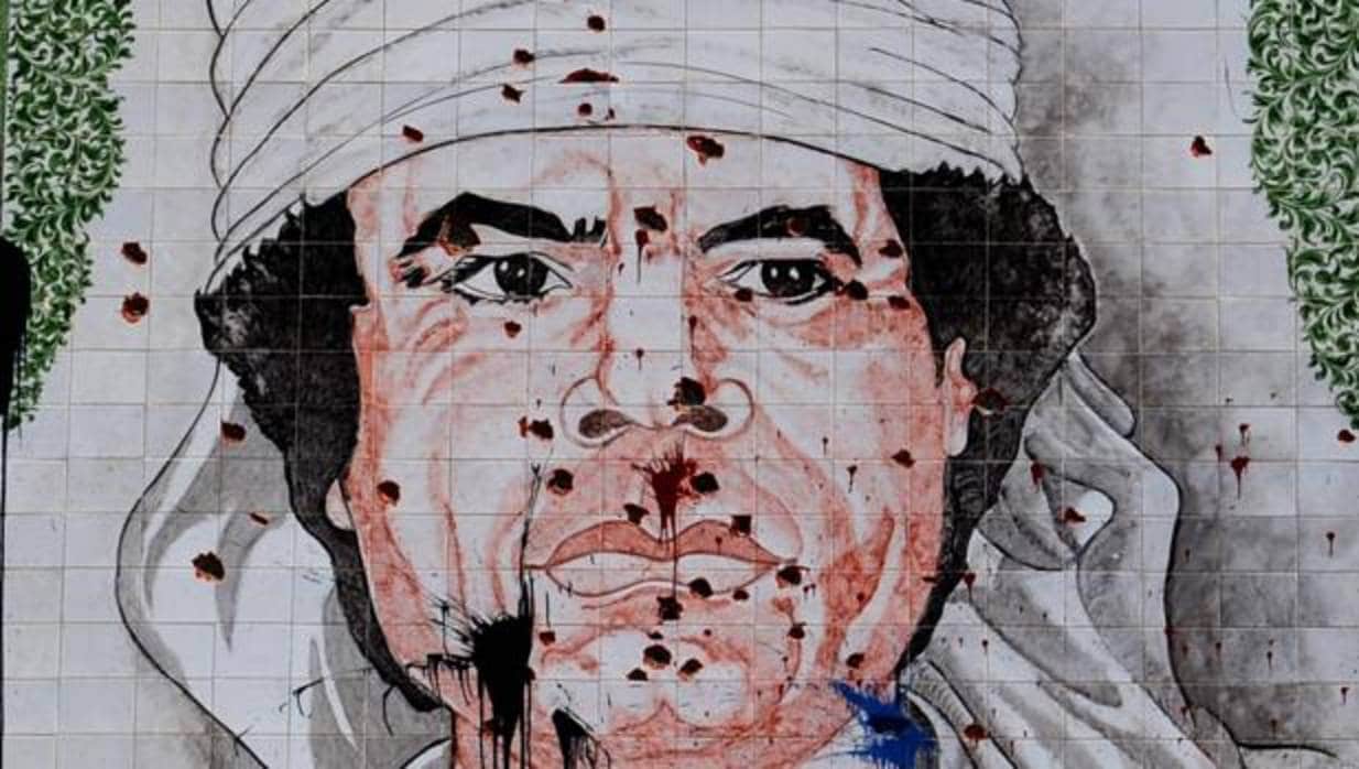 Mural de Gadafi atacado por los libios despu¿s de que el dictador huyera de Trípoli