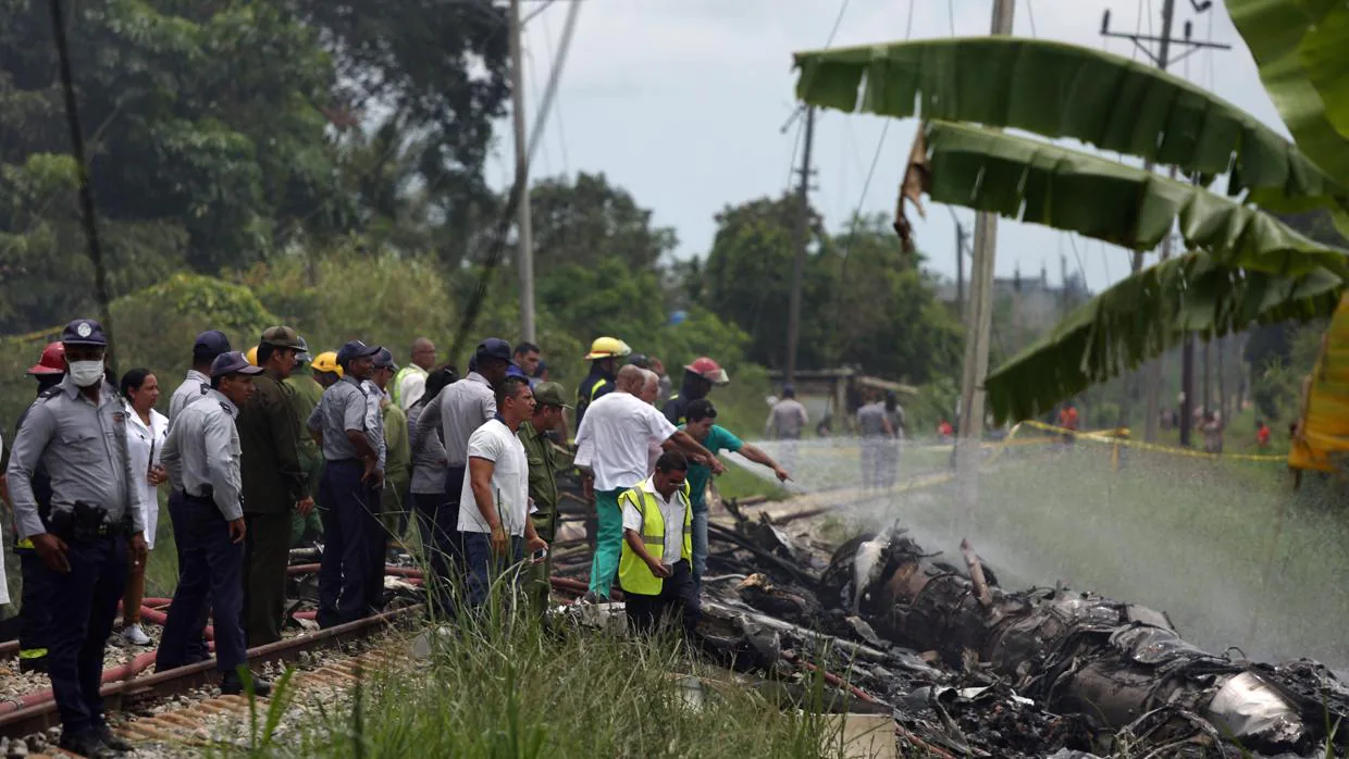 Miembros del equipo de rescate del avión Boeing 737 que chocó contra el área de cultivo en Boyeros