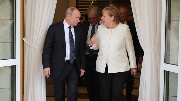 Putin y Merkel liman asperezas ante los desmanes de Trump
