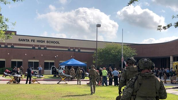 Aumentan los heridos y las dudas en torno al tiroteo en un instituto de Texas