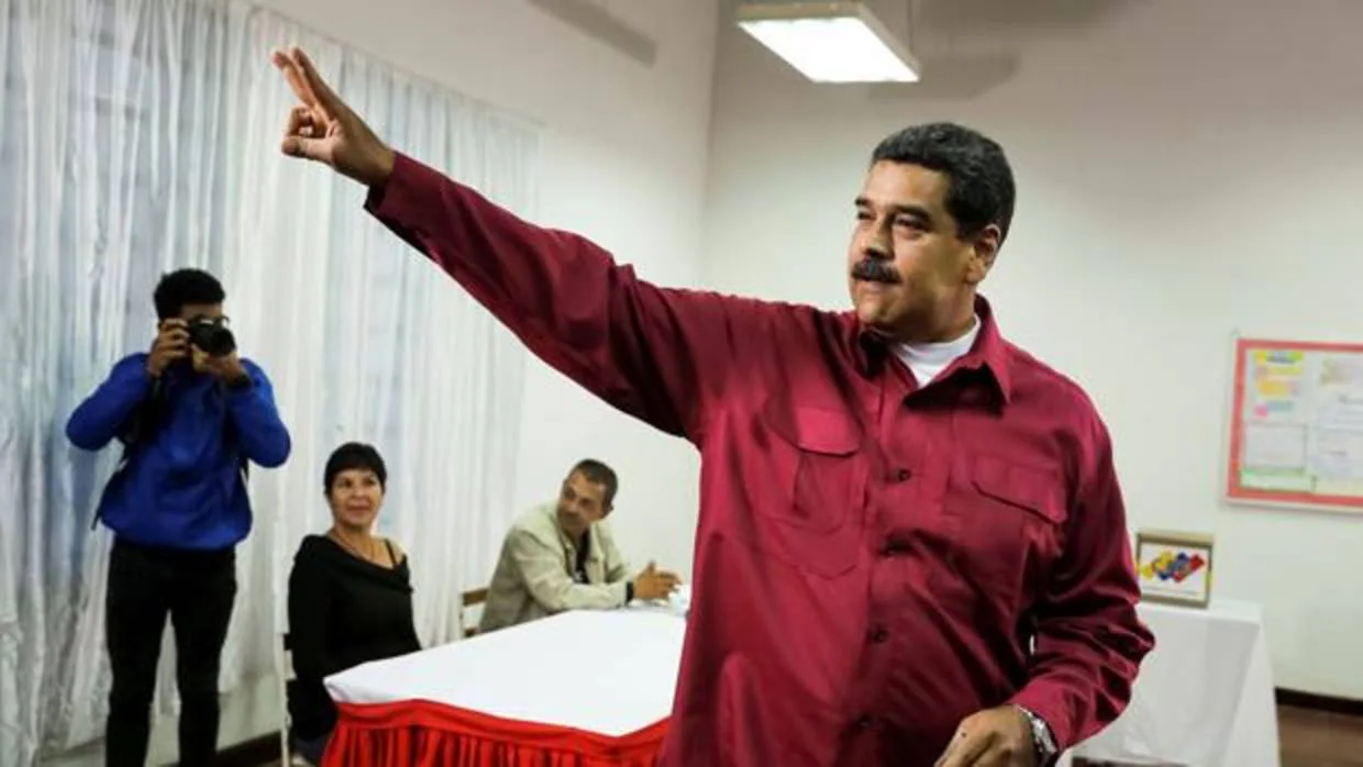 El presidente de Venezuela, Nicolás Maduro, votando en su centro electoral, en el oeste de Caracas, hoy