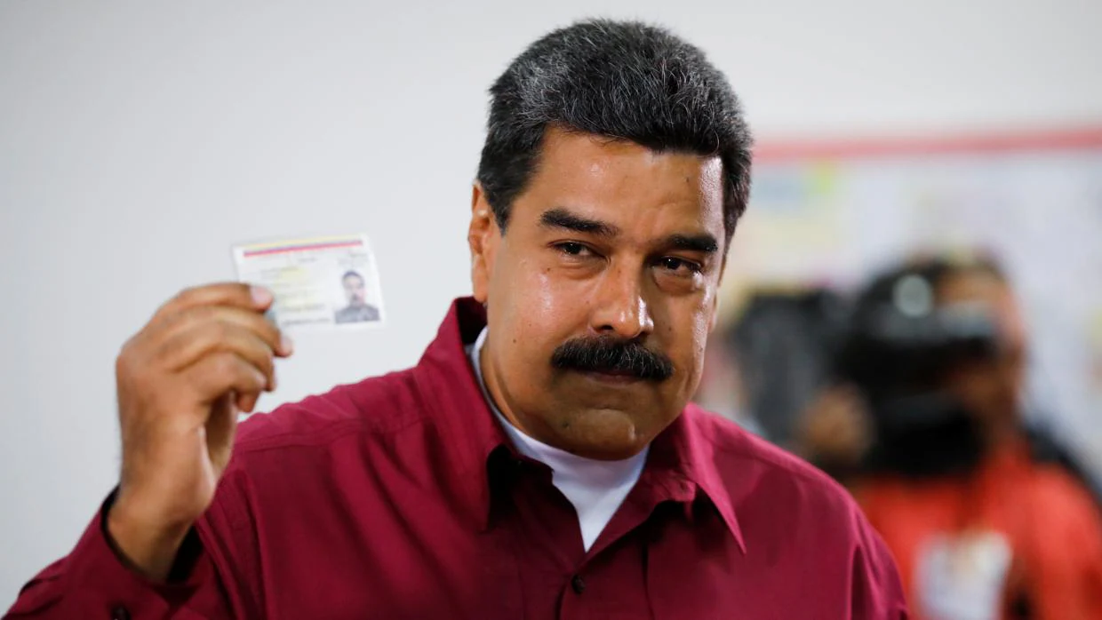 El presidente venezolano Nicolás Maduro da su voto durante las elecciones presidenciales en Caracas